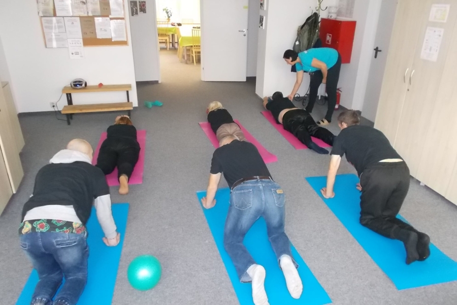 Uczestnicy w klęku podpartym na karimatach