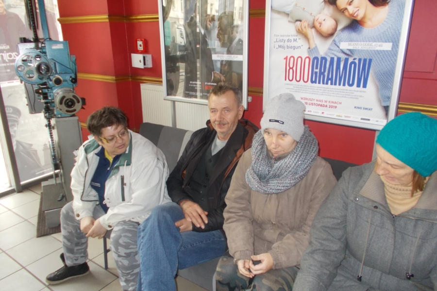 Czwórka uczestników w poczekalni w kinie Pionier 