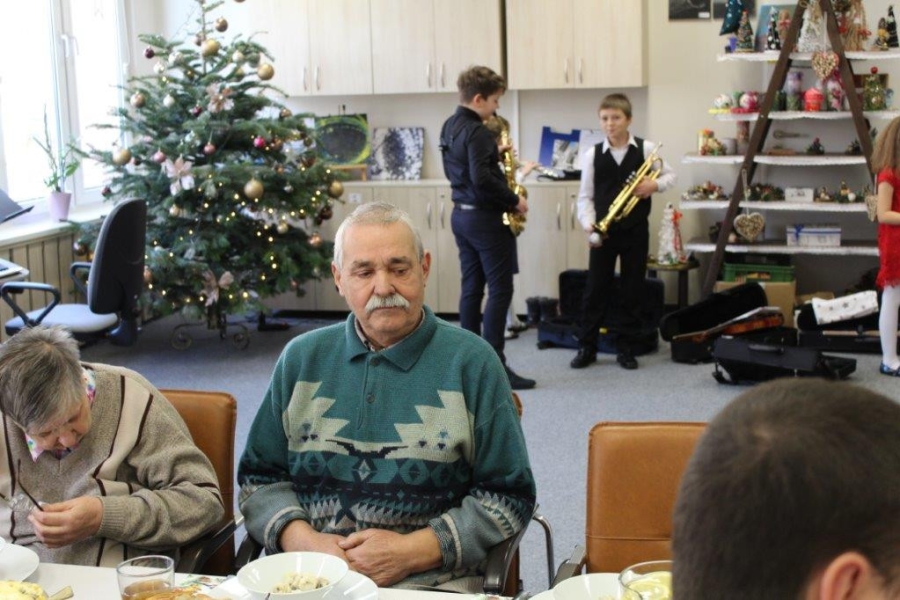 Dwójka uczestników na tle dzieci przygotowujących się do występu