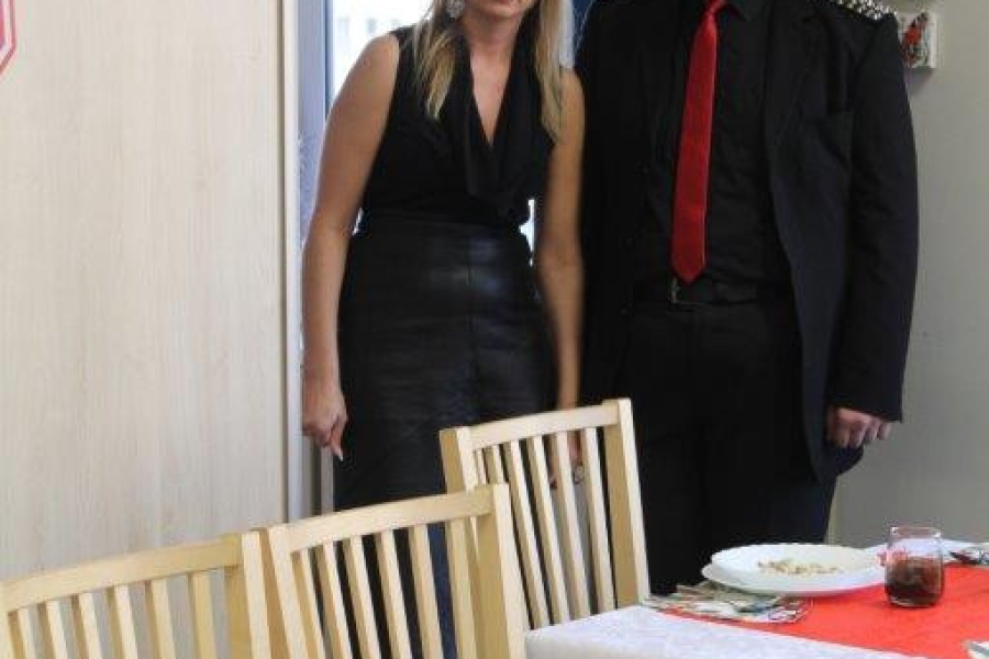 Uczestnik oraz Pedagog na tle stołu z zastawą