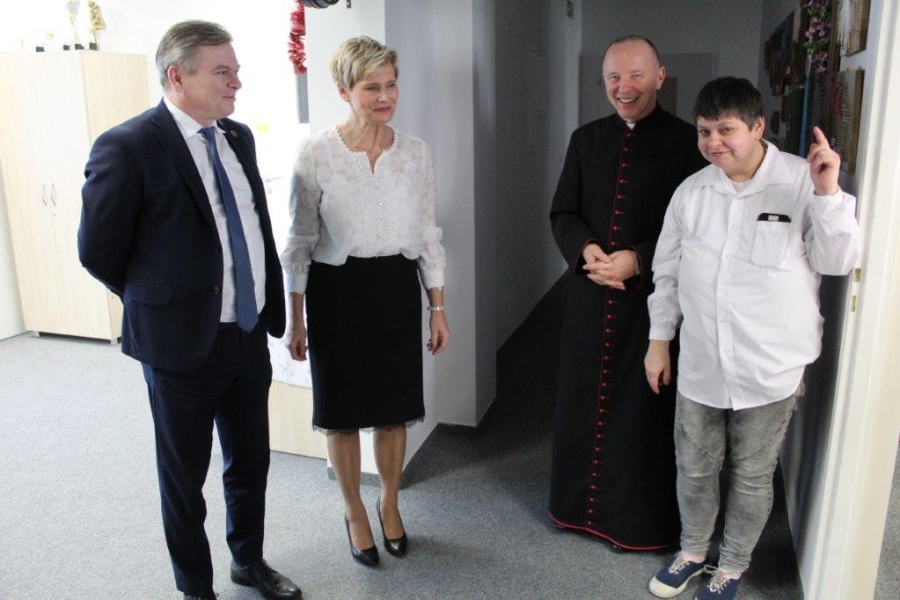 Burmistrz, Pani kierownik, Ksiądz oraz uczestniczka na korytarzu ŚDS