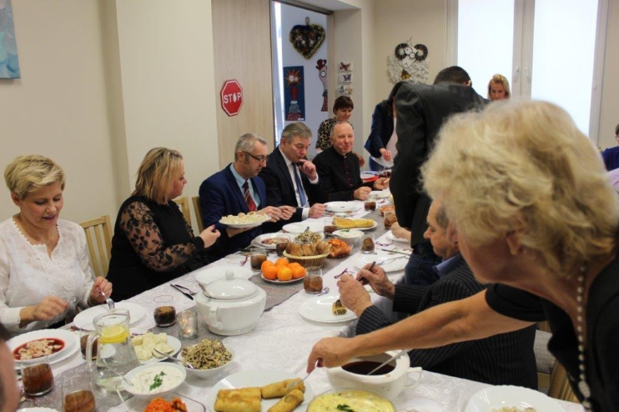 Wspólne spożywanie posiłku wigilijnego przy stole