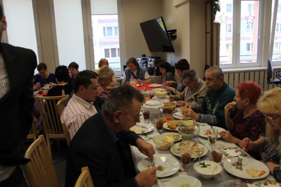 Uczestnicy podczas spożywania posiłku wigilijnego