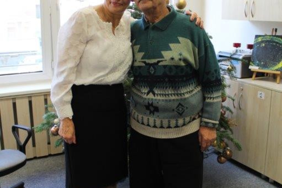 Kierownik ŚDS wraz z uczestnikiem na tle choinki