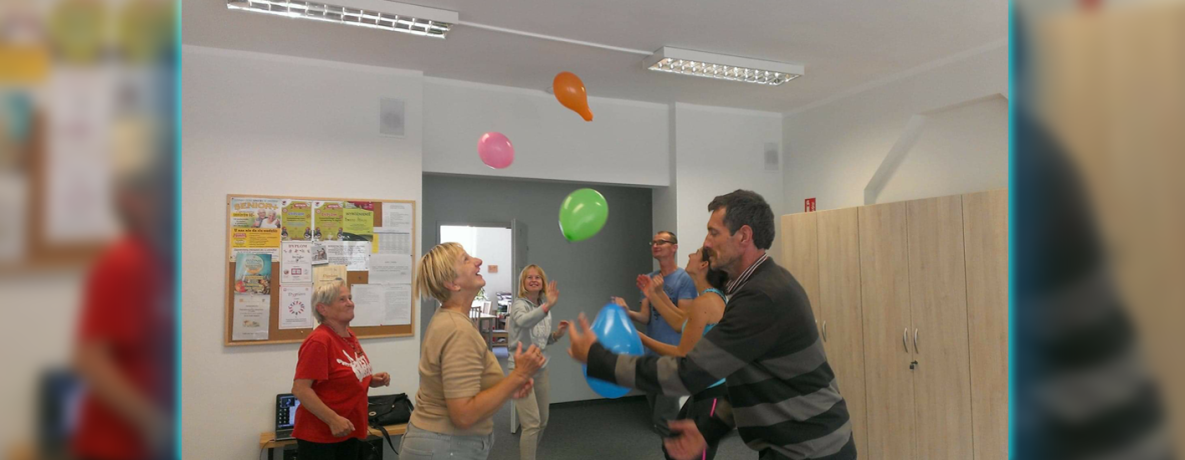 Grupa uczestników grająca balonami