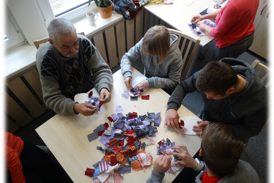 Czworo uczestników w trakcie prac z rękodzieła