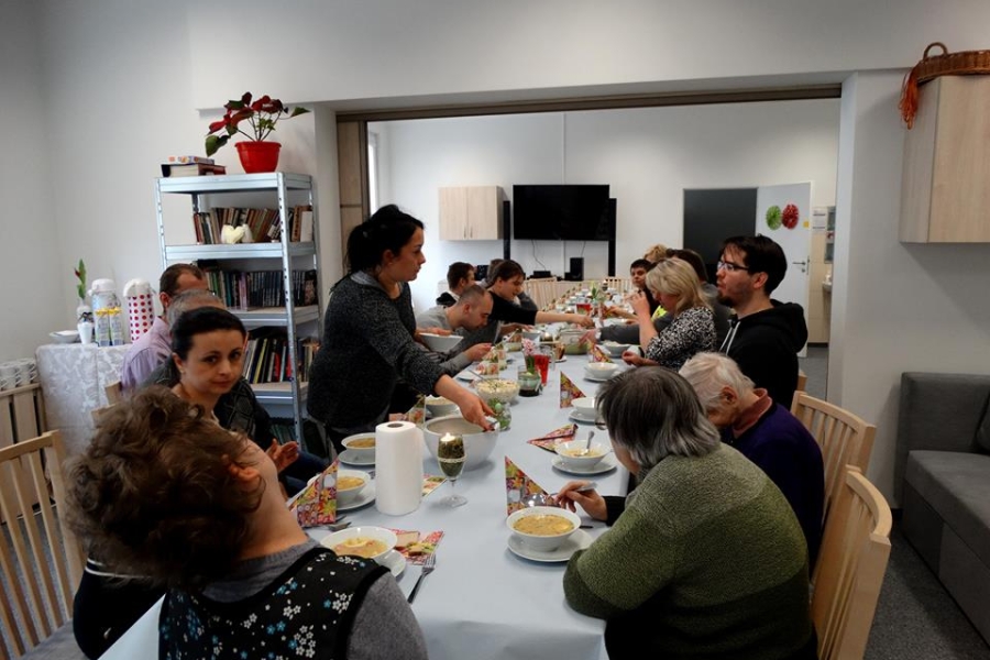 Stół przy, którym spożywają posiłek uczestnicy ŚDS