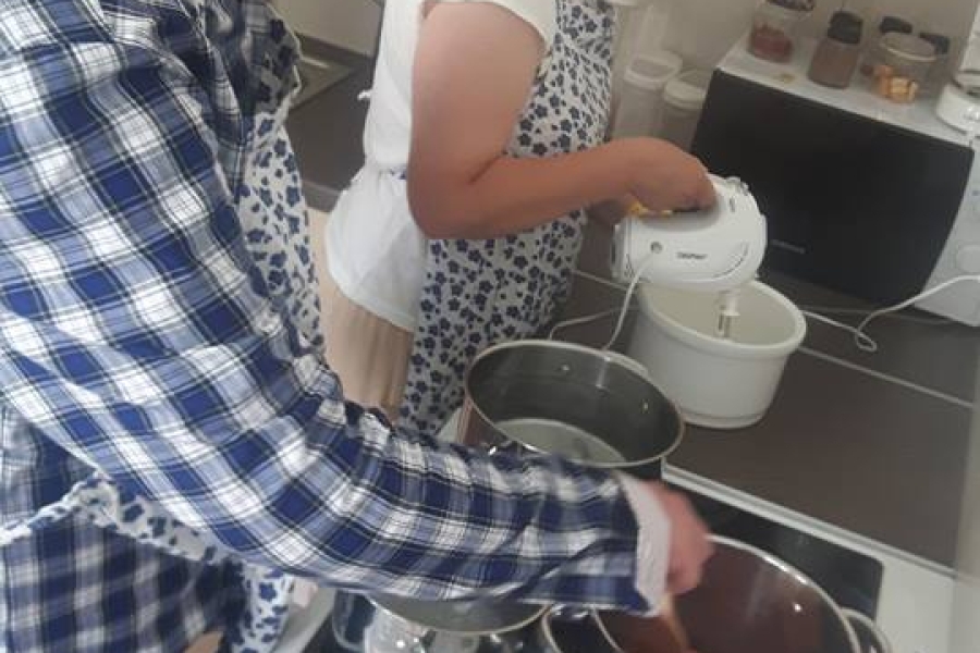 Dwoje uczestników w trakcie ubijania piany mikserem.