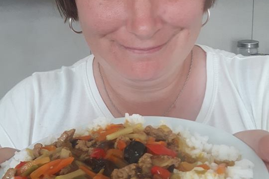 Uczestniczka prezentuje drugie danie będące na talerzu 