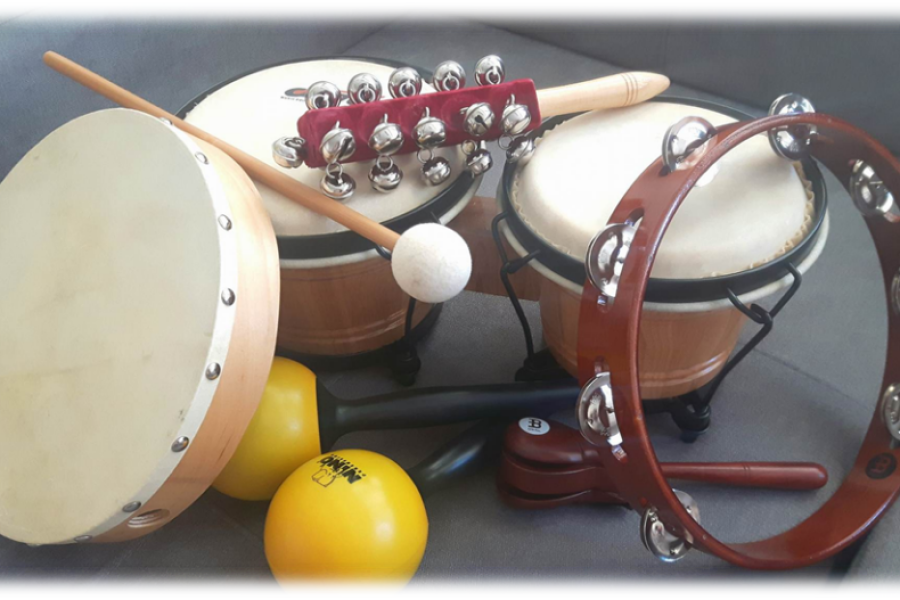 Na stole leżą instrumenty muzyczne 