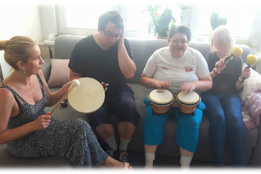 Grupa uczestników zajęć muzycznych w trakcie ćwiczeń na instrumentach perkusyjnych