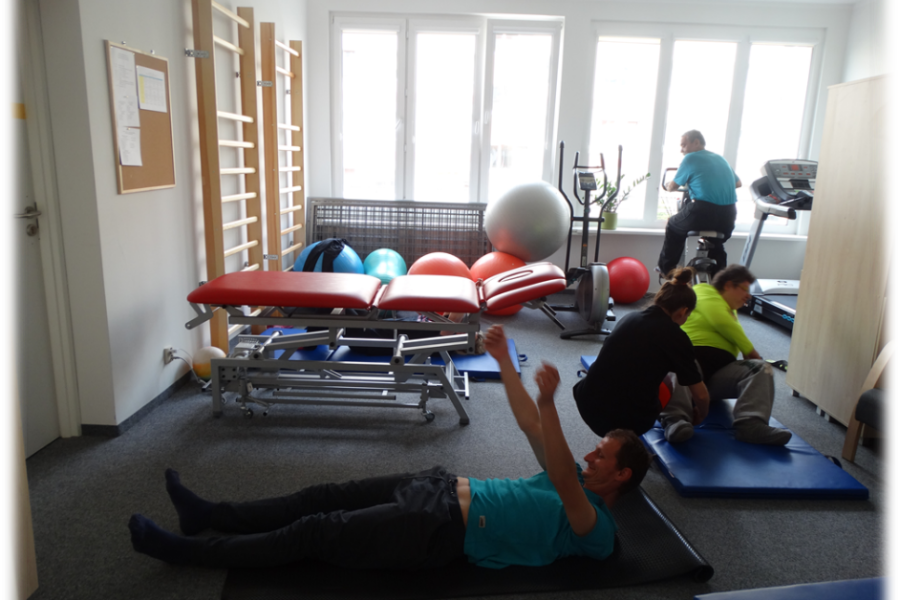 Grupa uczestników wykonuje różne ćwiczenia będąc na rowerze stacjonarnym, leżąc na plecach czy też leżąc bokiem. 