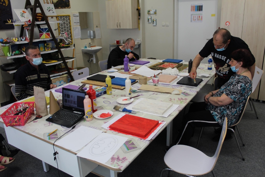 2 Uczestnicy malują deski