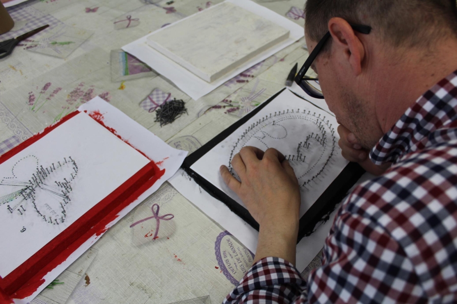 7 Uczestnik wbijający gwoździe  w deskę