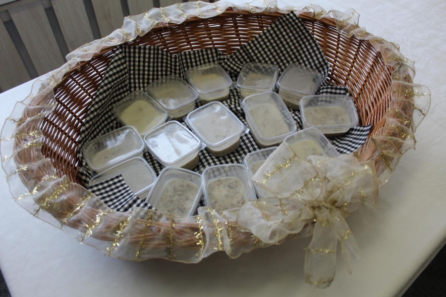 9 Smalec w pudełkach znajdujący się w koszu na stole.