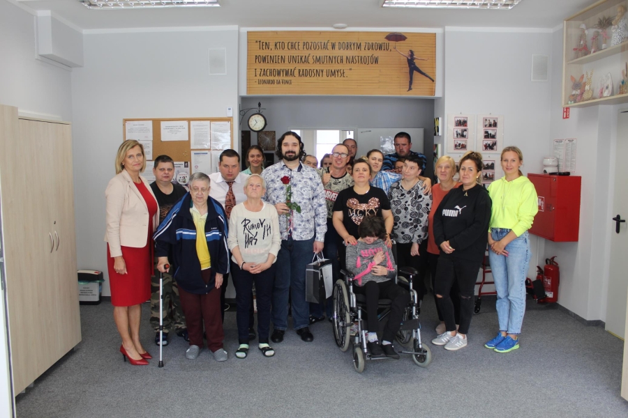 2. Grupowe zdjęcie Uczestników oraz Kadry ŚDS w Gryfinie na korytarzu.