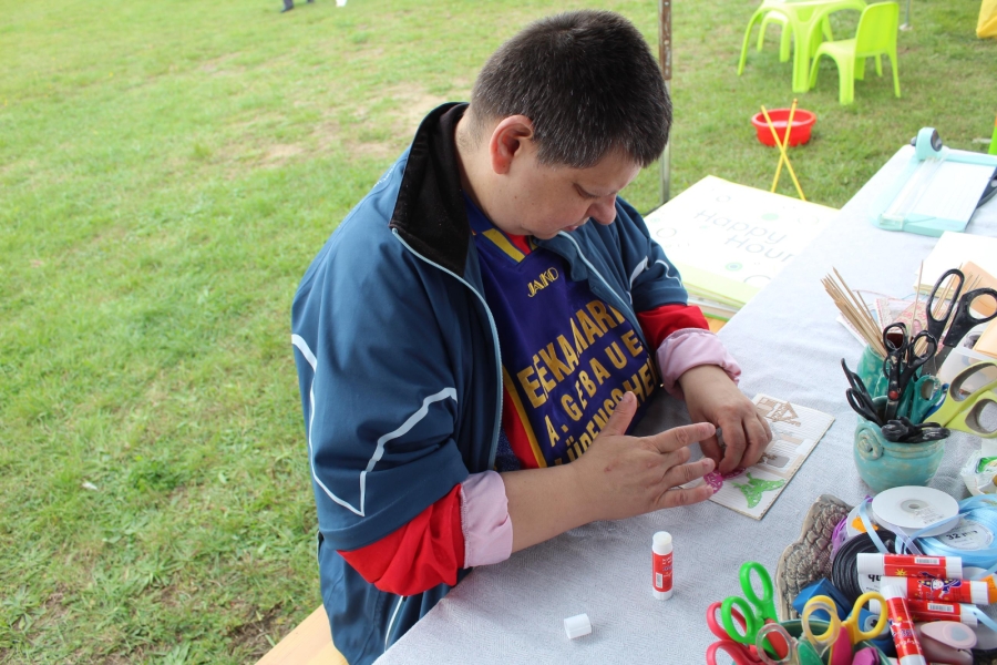 4 – Uczestniczka wykonująca kartkę dla Michałka.