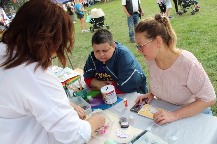8 -  Psycholog ŚDS w Gryfinie wykonująca kartkę z Uczestniczką dla Michałka.