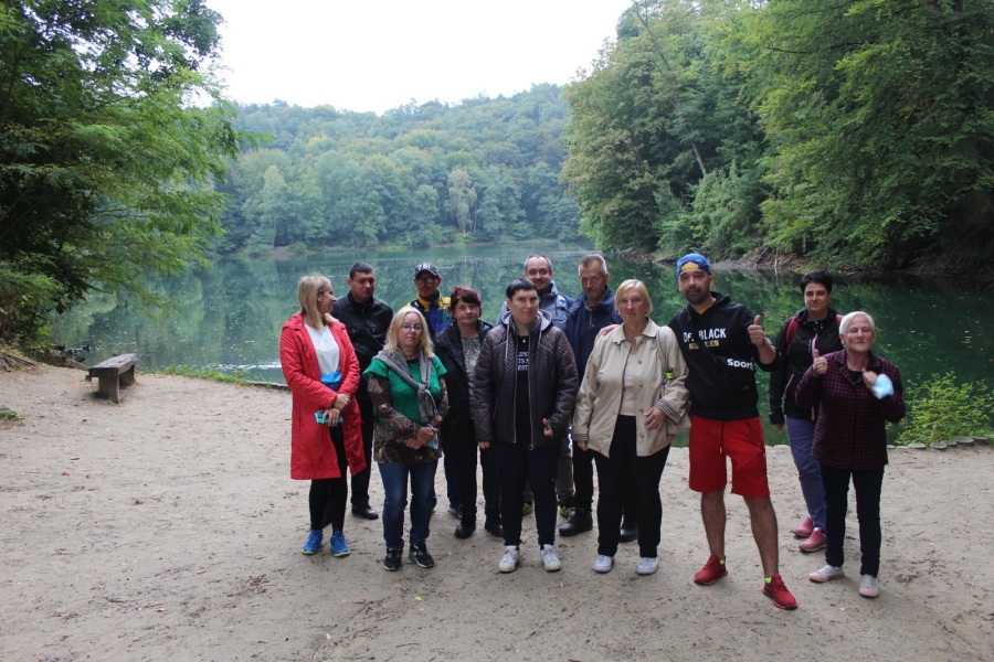 2 – Grupa Uczestników z terapeutami pozują do zdjęcia na tle Jeziora Szmaragdowego.