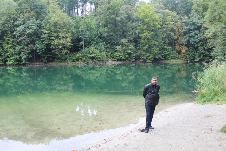 4 – Uczestnik pozujący do zdjęcia na tle Jeziora Szmaragdowego. 