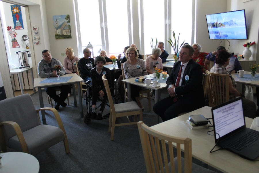 5 – Uczestnicy, Pani Kierownik ŚDS w Gryfinie oraz Burmistrz podczas wykładu w Placówce. 