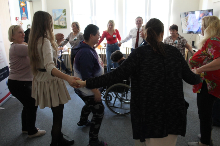 8 – Uczestnicy, Pani Kierownik ŚDS w Gryfinie oraz Burmistrz trzymający się za ręce podczas wspólnego tańca. 