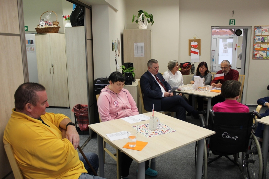 10 – Uczestnicy oraz zaproszeni goście śpiewają pieśni patriotyczne.