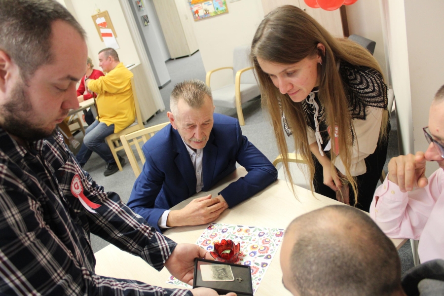 3- Terapeuta pokazuje zabytkową fotografię grupie Uczestników.