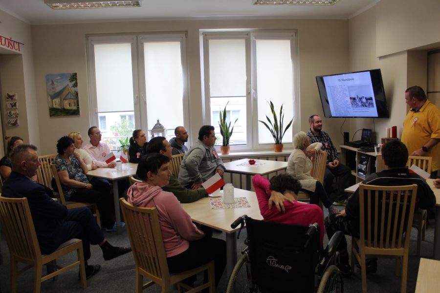 6 - Grupa Uczestników słucha prelekcji prowadzonej przez Pana Jakuba.