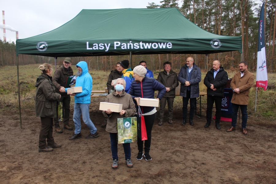 3 – Uczestnicy odbierają nagrody za udział w konkursie „Krzywy Las – miejsce niezwykłe”.