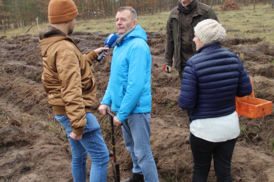 8 – Uczestnik udziela wywiadu podczas sadzenia drzewek.